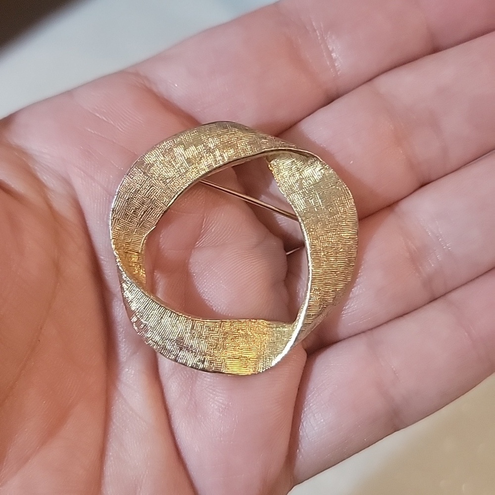 Accessocraft NYC Gold-tone Ribbon Vintage Brooch Pin